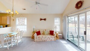 Condo, 2 quartos | Área de estar