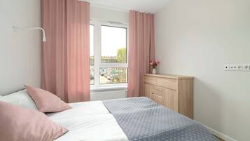 2 slaapkamers, een bureau, een strijkplank/strijkijzer, reisbedje