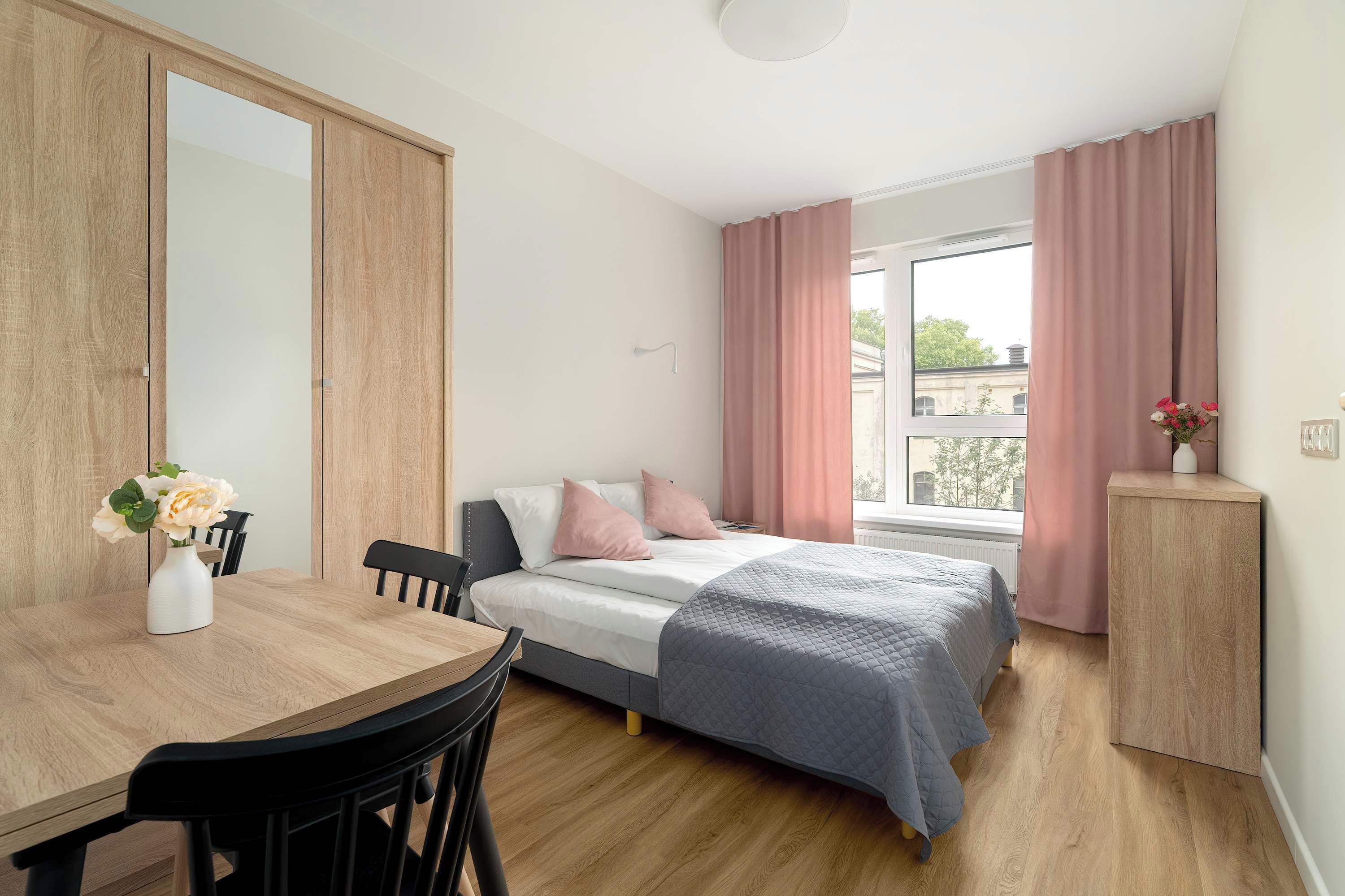 2 habitaciones, escritorio y tabla de planchar con plancha 