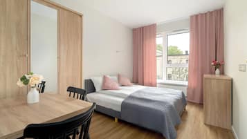2 habitaciones, escritorio y tabla de planchar con plancha