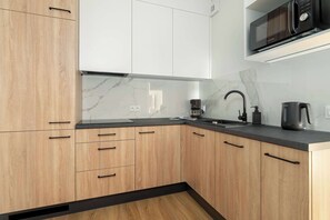 Réfrigérateur, micro-ondes, plaque de cuisson, lave-vaisselle