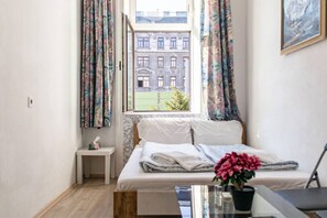 1 bedroom, iron/ironing board, travel crib, free WiFi - 1 Double bed & 1 Sofabed Beautiful Room in Shared Flat | Millennium Tower (Wien)