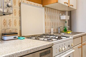 Microwave, oven, stovetop, coffee/tea maker