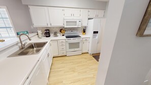 Condo, 2 quartos | Cozinha privada | Geladeira, fogão, cafeteira/chaleira, torradeira