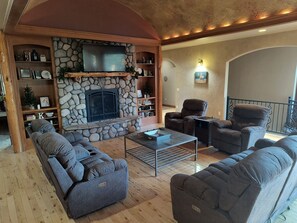 Fernseher, Kamin, Bücher