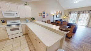 コンドミニアム 2 ベッドルーム | 専用キッチン | 冷蔵庫、オーブン、コーヒー / ティーメーカー、トースター