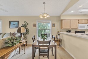Condo, 2 Bedrooms | Dining