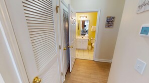 Appart'hôtel, 2 chambres | Salle de bain | Serviettes fournies