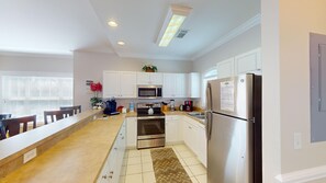 コンドミニアム 2 ベッドルーム | 専用キッチン | 冷蔵庫、オーブン、コーヒー / ティーメーカー、トースター