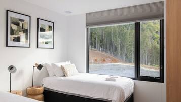 2 bedrooms, iron/ironing board, travel cot, free WiFi