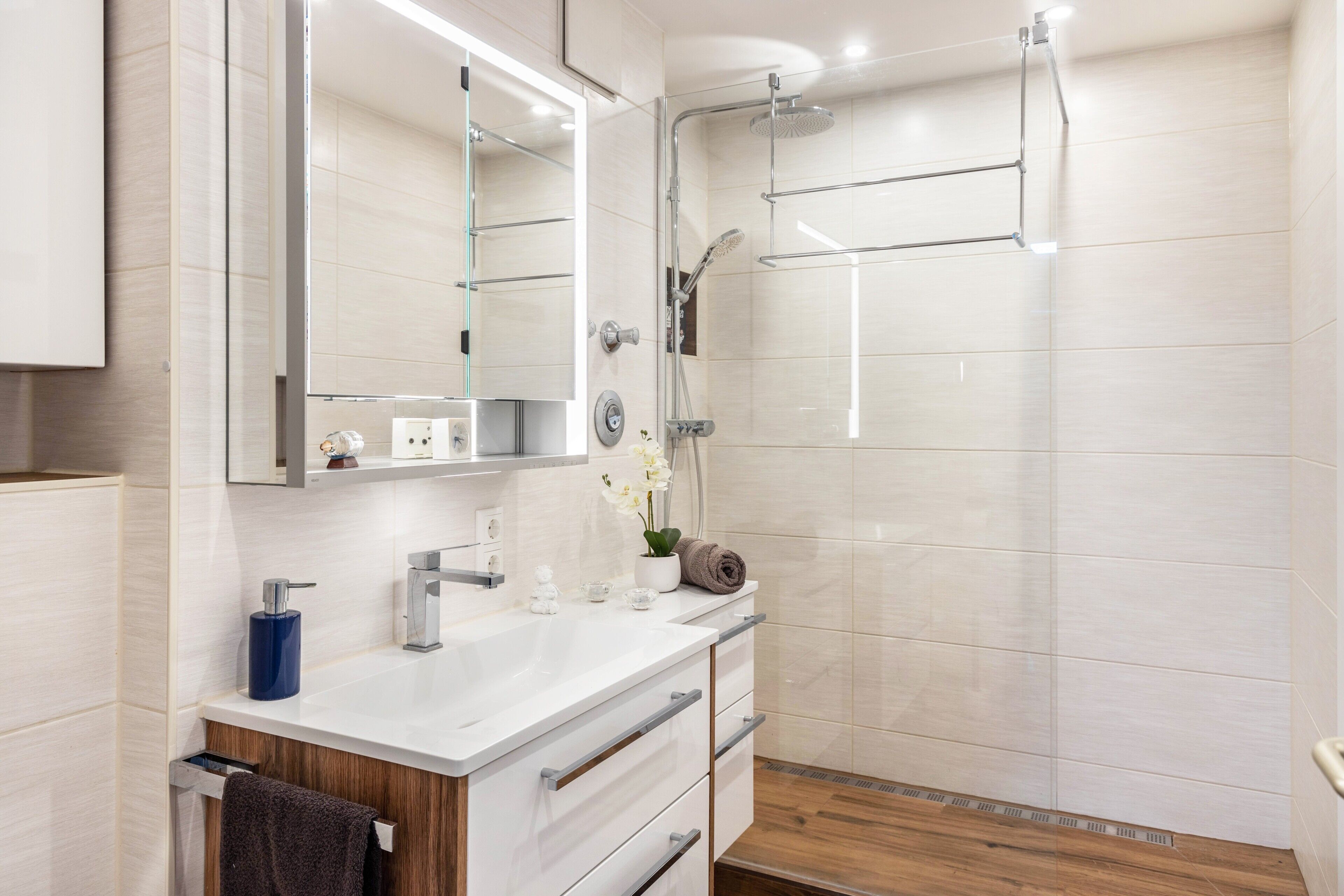 Shower, free toiletries, hair dryer, towels