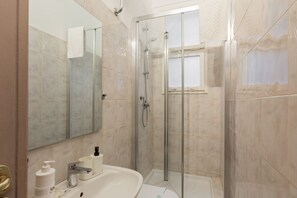 Douche, bidet, serviettes fournies