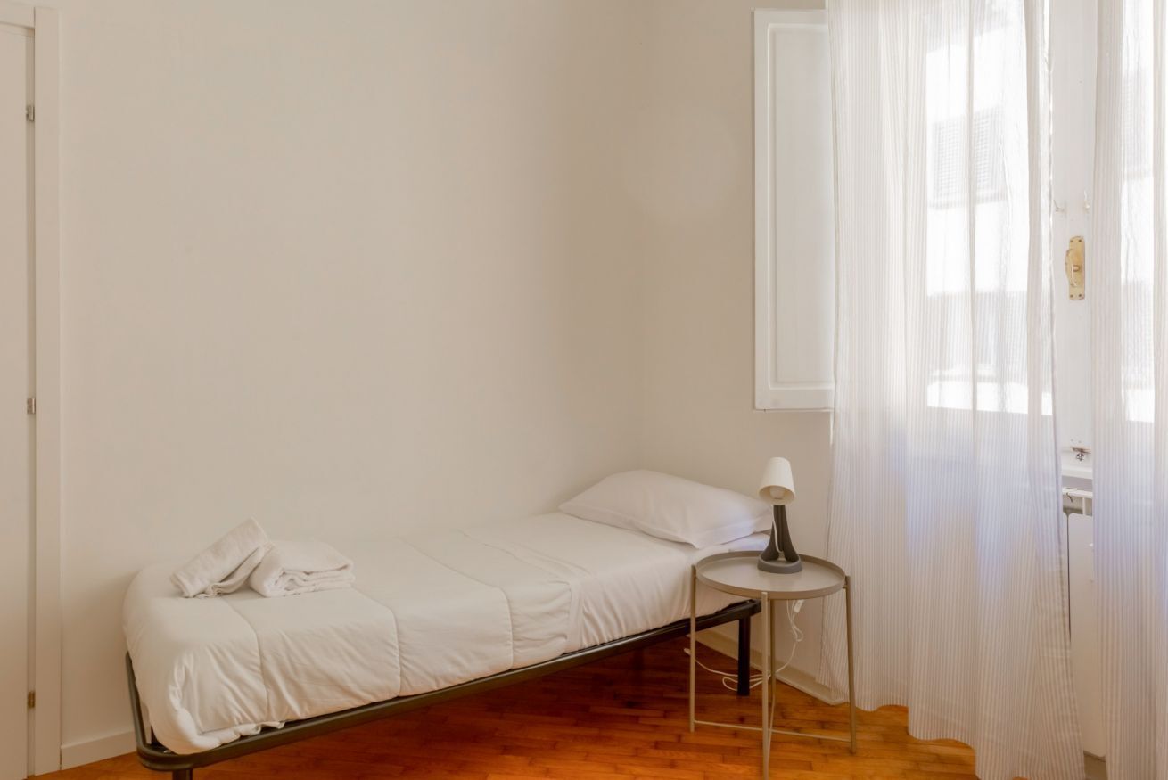 4 habitaciones y tabla de planchar con plancha 