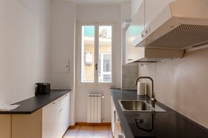 Refrigerador, microondas y tostadora