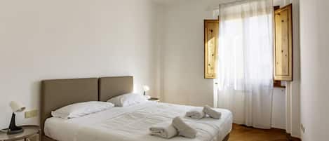 4 habitaciones y tabla de planchar con plancha