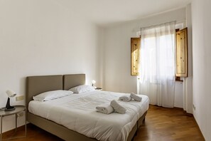 4 habitaciones y tabla de planchar con plancha