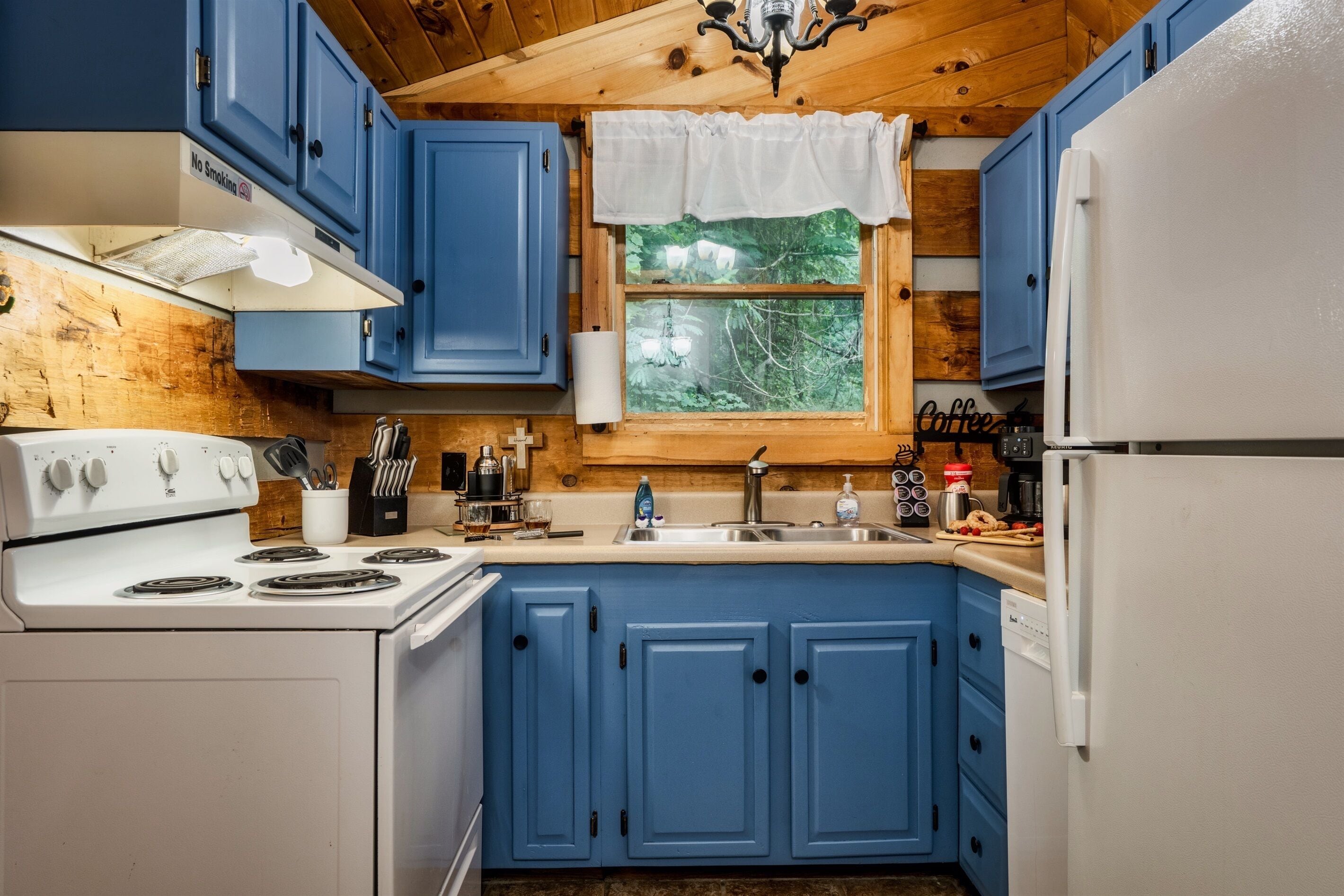 Køleskab, mikrobølgeovn, ovn, kogeplade