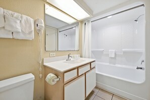 Condo, 2 quartos | Banheiro | Toalhas de banho 