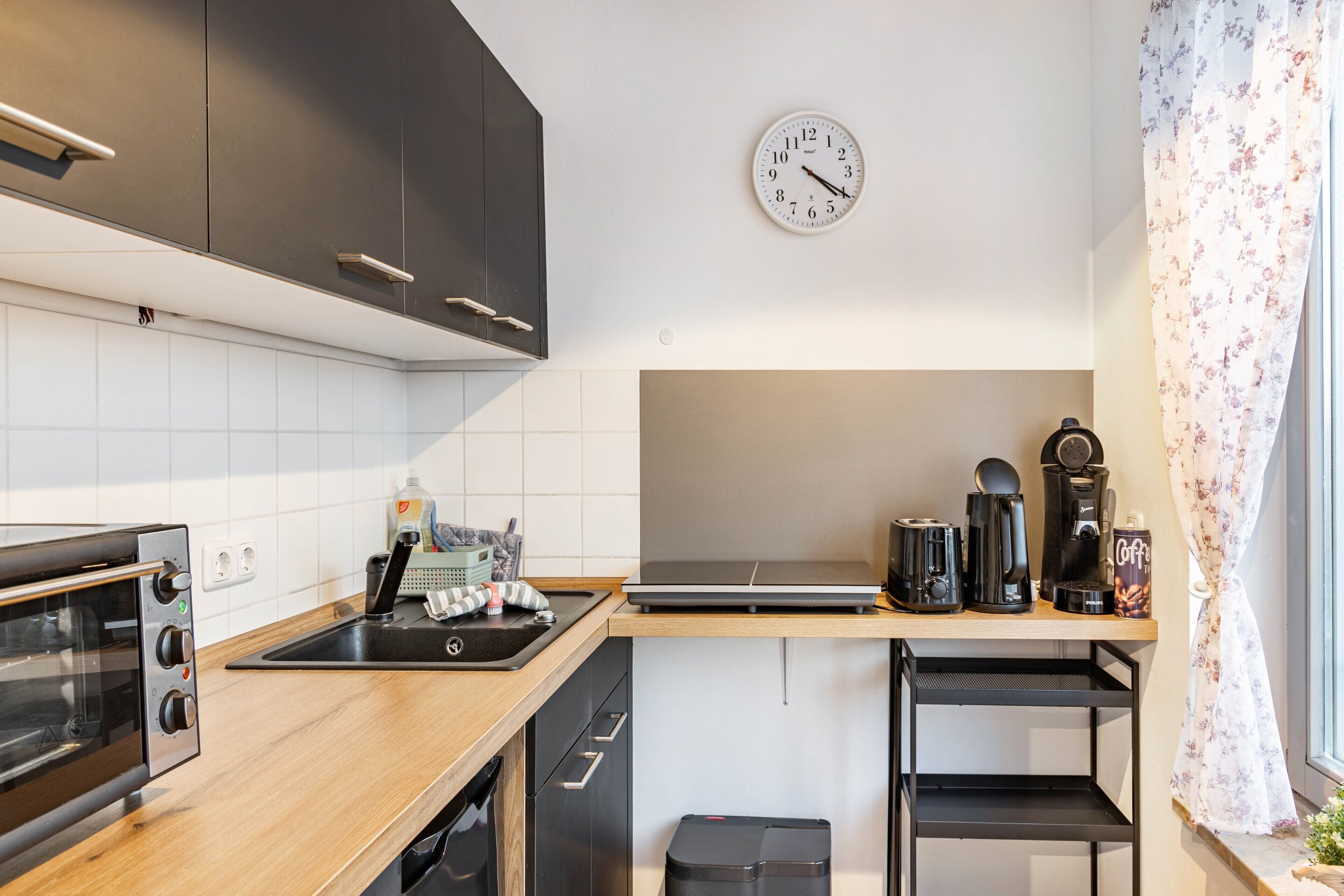 Refrigerador, horno, parrilla de estufa y cafetera y tetera 