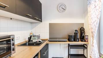 Refrigerador, horno, parrilla de estufa y cafetera y tetera