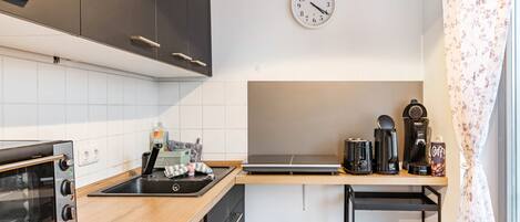 冷蔵庫、オーブン、コンロ、コーヒー / ティーメーカー