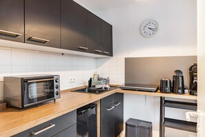 Kühlschrank, Ofen, Herdplatte, Wasserkocher mit Kaffee-/Teezubehör