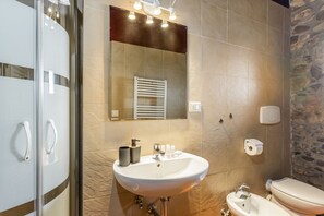 Douche, bidet, serviettes fournies