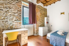 3 habitaciones y tabla de planchar con plancha