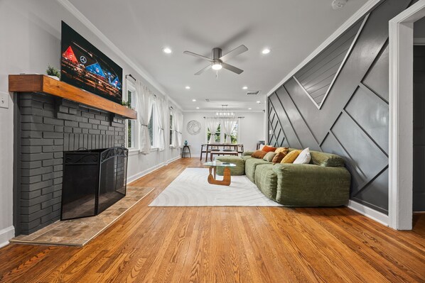 Smart TV, fireplace - Bright 3BR Upstairs Unit - Summerhill (Atlanta)