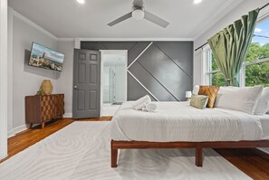 3 bedrooms, desk, iron/ironing board, travel crib - Bright 3BR Upstairs Unit - Summerhill (Atlanta)