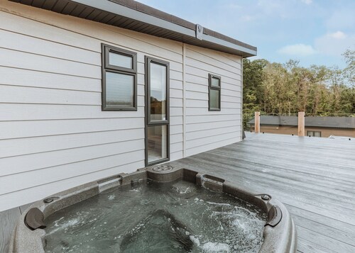 Redwood Lodge VIP Hot Tub