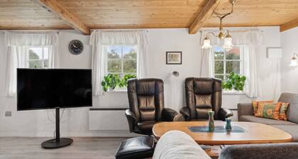 Cozy holiday home with a view of the North Sea