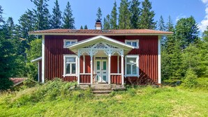 A red wooden house with a white porch and two windows. - Stunning home in Skillingaryd with sauna (Skillingaryd)
