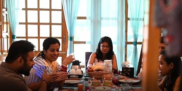 Desayuno con opciones de la cocina local incluido todos los días 