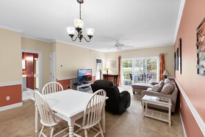 コンドミニアム 2 ベッドルーム | リビング エリア