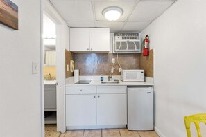 Fridge, coffee/tea maker