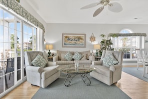 Condo, 2 Bedrooms | Living area