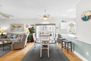 コンドミニアム 2 ベッドルーム | リビング エリア