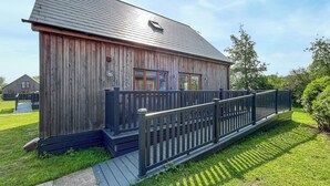 A wooden building with a balcony and a small deck. - 3 bedroom accommodation in Brigg (Brigg)