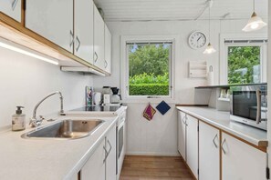 Kühlschrank, Ofen, Herdplatte, Wasserkocher mit Kaffee-/Teezubehör