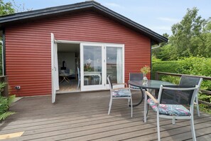 Outdoor dining - Cozy house with sea view and beautiful location (Allinge-Sandvig)