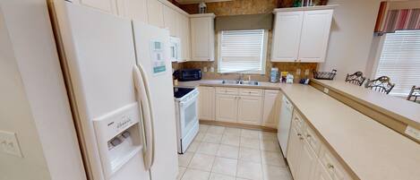 Condo, 3 Bedrooms | Private kitchen | Fridge, oven, coffee/tea maker, toaster