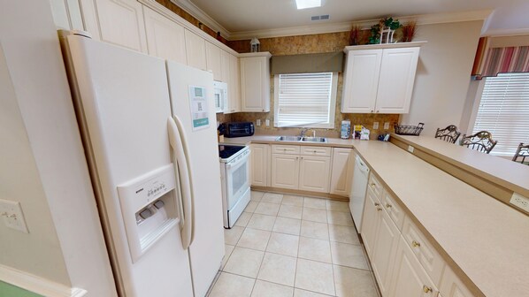 Condo, 3 Bedrooms | Private kitchen