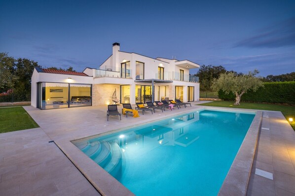 A modern two-story house with a swimming pool, outdoor seating, and a well-maintained garden. - Villa Tea - beautiful, modern villa with large pool and garden near Poreč (Veznaveri)