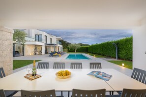Pool - Villa Tea - beautiful, modern villa with large pool and garden near Poreč (Veznaveri)