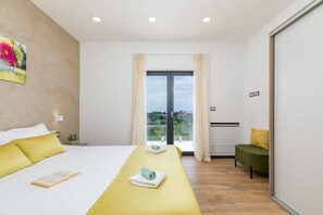 Tabla de planchar con plancha, wifi y ropa de cama