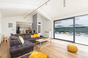 TV, ping pong - Villa Tea - beautiful, modern villa with large pool and garden near Poreč (Veznaveri)