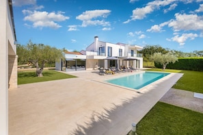 Pool - Villa Tea - beautiful, modern villa with large pool and garden near Poreč (Veznaveri)