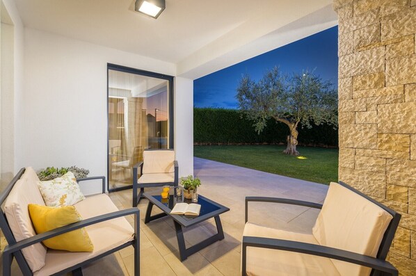 Terrace/patio - Villa Tea - beautiful, modern villa with large pool and garden near Poreč (Veznaveri)