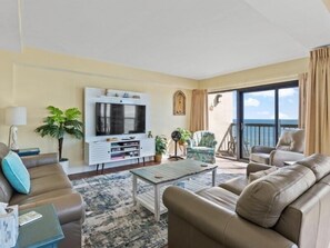 Condo, 3 Bedrooms | Living area